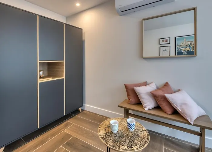 Отель Five To - Gare - Centre-ville Сет